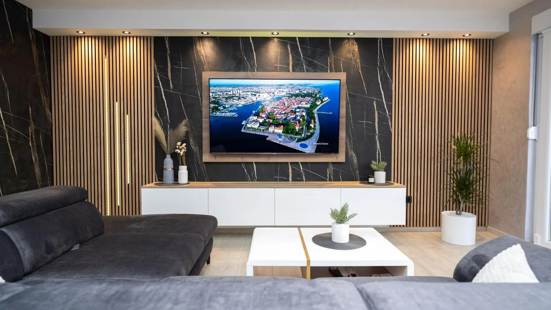Apartment 88 - Private Heated Pool زادار
